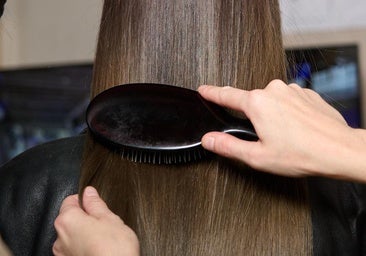Por qué es importante cepillarse el cabello en seco al final del día